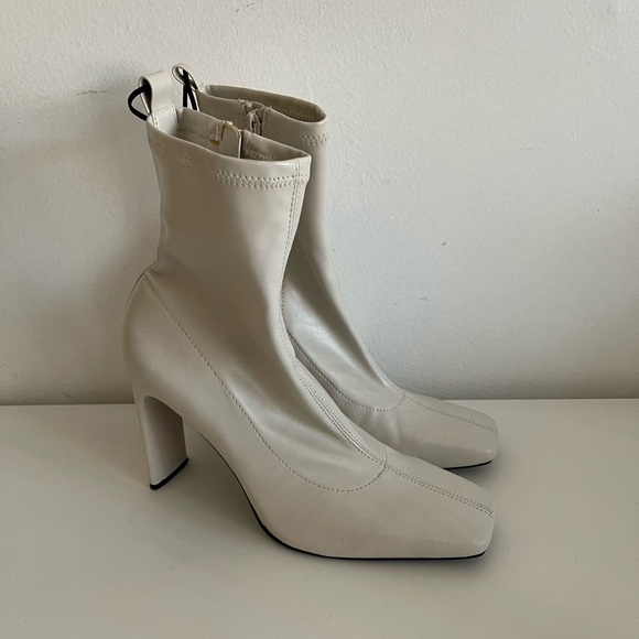 Elegant Beige Women's Boots - Picture 4 of 4